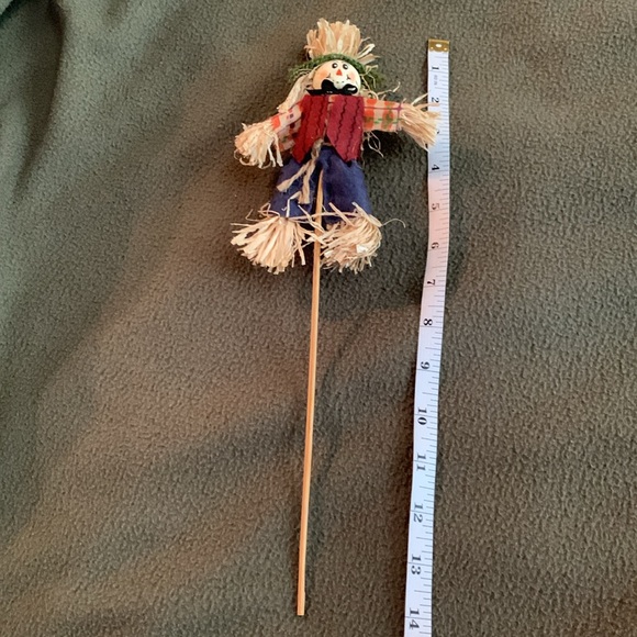 Decorative fall lot. 3 scarecrows on sticks. 1 bow. 66 mini pumpkins. - Picture 2 of 7